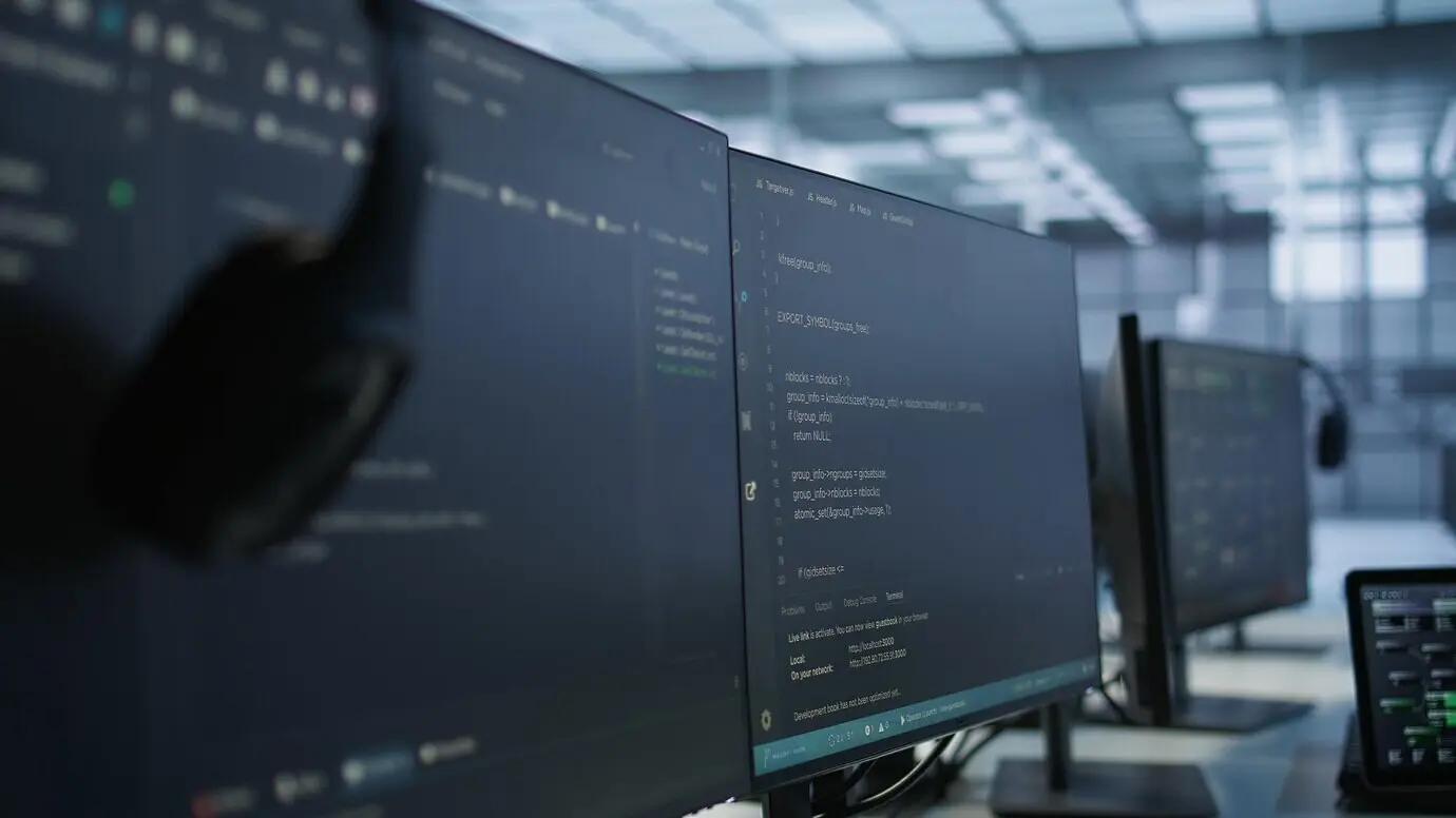 Электронное оборудование центра обработки данных, используемое для мониторинга производительности.